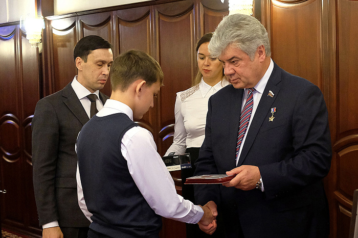 Троих кировских школьников наградили медалями за проявленный героизм